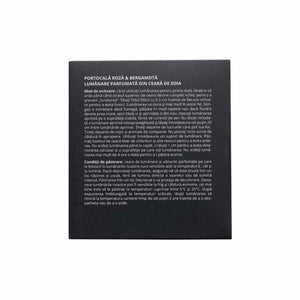 Detaliu etichetă lumânare parfumată ceară soia, text instrucțiuni, ambalaj elegant.