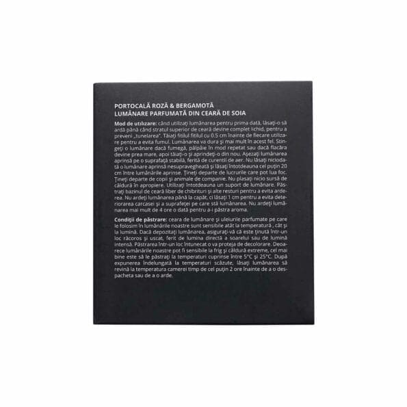 Detaliu etichetă lumânare parfumată ceară soia, text instrucțiuni, ambalaj elegant.