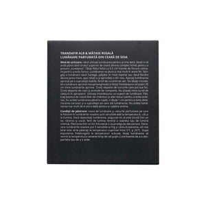 Descriere detaliată a ambalajului lumânării parfumate "Trandafir Alb & Mătase Regală", text alb pe fundal negru.