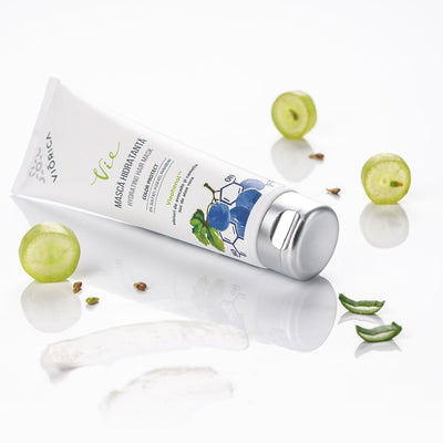 Mască hidratantă păr uscat Viorica Vie, flacon alb, complex Viephenol, etichetă cu struguri.