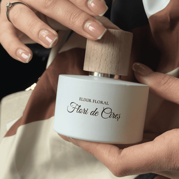 Sticlă parfum albă cu capac din lemn, textură mată, inscripționare elegantă "Elixir Floral Flori de Cireș".