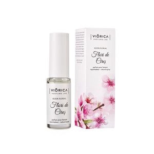 Parfum mini „Elixir Floral Flori de Cireș”, sticlă cu capac alb, cutie decorată cu flori de cireș roz.