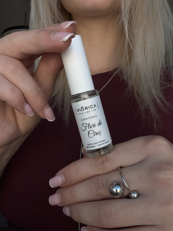 Parfum Flori de Cireș, mini, flacon sticlă transparentă cu capac alb, detalii elegante.