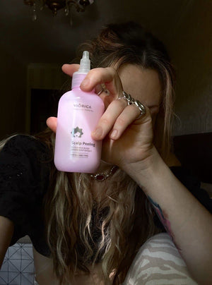 Sticlă roz mat de peeling pentru scalp Viorica, detaliu etichetă și capac.