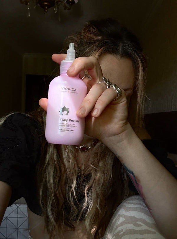 Sticlă roz mat de peeling pentru scalp Viorica, detaliu etichetă și capac.