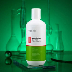 Șampon anticădere Viorica, flacon alb-verde, ingrediente naturale, vitamine B3, B7, vedere laterală.