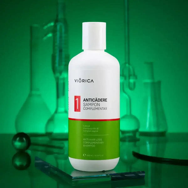 Șampon anticădere Viorica, flacon alb-verde, ingrediente naturale, vitamine B3, B7, vedere laterală.