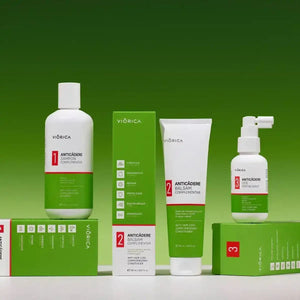 Șampon anticădere Viorica, sticlă albă cu eticheta verde, detalii ingredientele benefice.