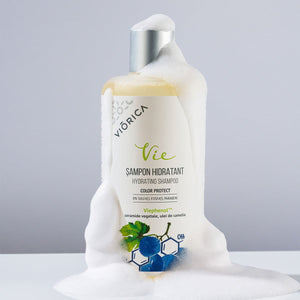 Șampon hidratant Viorica Vie cu ulei de camelie și ceramide vegetale, textură spumoasă, capac argintiu.