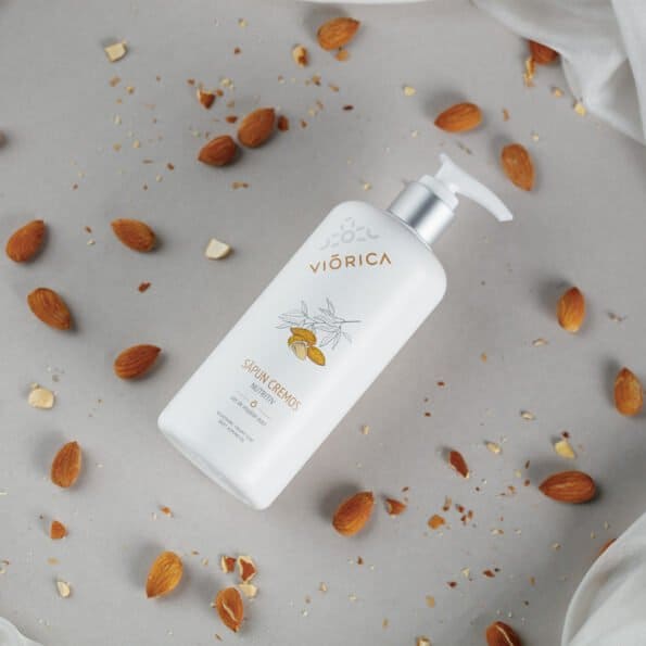 Săpun Cremă Nutritiv cu ulei de migdale, alantoină; flacon alb, etichetă cu migdale.