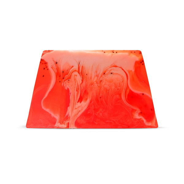 Săpun handmade cu glicerină, căpșună, roșu intens cu nuanțe albe și textură marmorizată.