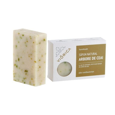 Săpun natural handmade cu arbore de ceai, cutie albă cu detalii verzi și text auriu.