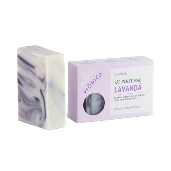 Săpun Natural Handmade cu Lavandă, nuanțe alb-violet, ambalaj lila.