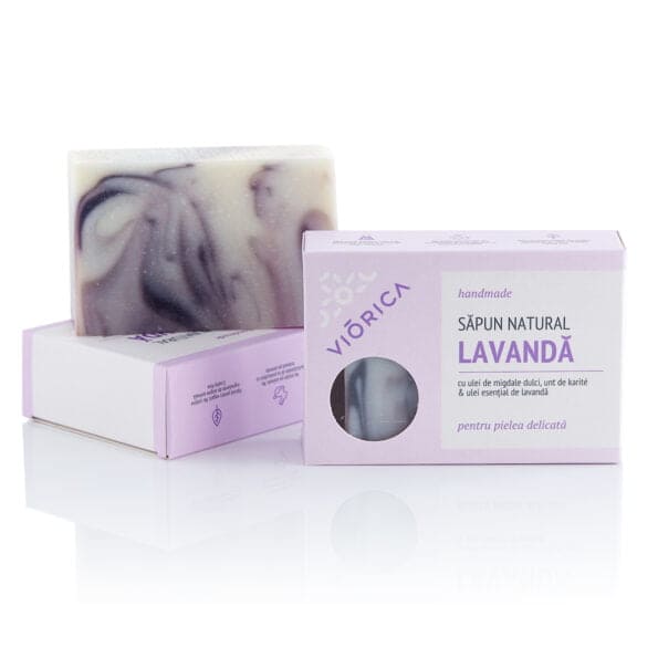 Săpun handmade cu lavandă, textură marmorată alb-lila, ambalaj lila elegant, ingrediente naturale.