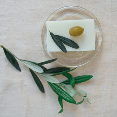 Săpun natural handmade cu măsline, cutie verde, bloc alb, pentru piele uscată.