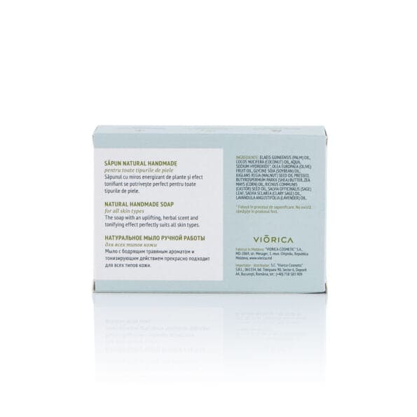 Săpun natural handmade cu salvie, ambalaj texturat, nuanțe de albastru deschis, ingrediente listate.
