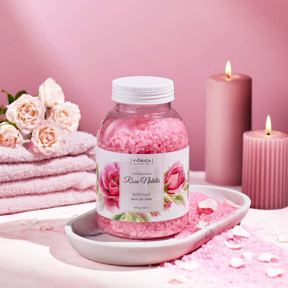 Sare de baie roz „Elixir Floral Rosa Nobilis” în borcan transparent, 1000g, cu etichetă florală.