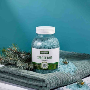 Sare de baie Cosmeplant brad alb, granule albastre, ambalaj pe prosop verde.
