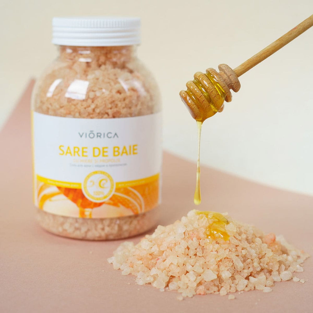 Sare de baie cu miere și propolis Viorica, cristale aurii în recipient transparent.