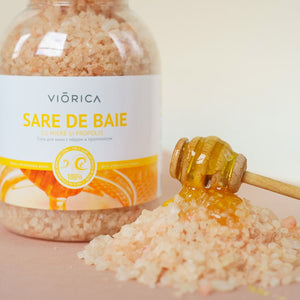 Sare de baie Viorica cu miere și propolis, granule mari, textură rugoasă, tonuri calde, ideală pentru îngrijirea pielii.