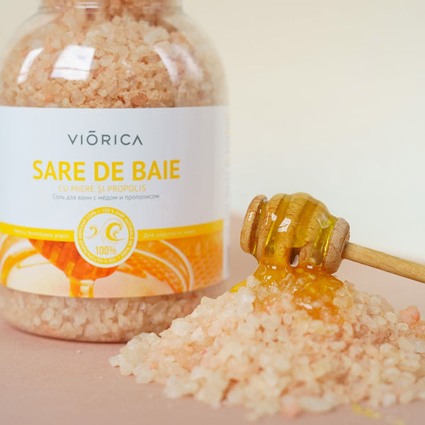 Sare de baie Viorica cu miere și propolis, granule mari, textură rugoasă, tonuri calde, ideală pentru îngrijirea pielii.