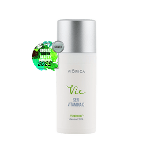 Ser cu Vitamina C Viorica Vie, ambalaj alb cu capac argintiu, premiat Silver Global Green Beauty 2023.