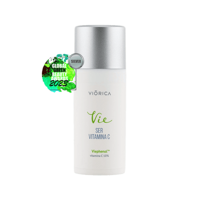 Ser cu Vitamina C Viorica Vie, ambalaj alb cu capac argintiu, premiat Silver Global Green Beauty 2023.