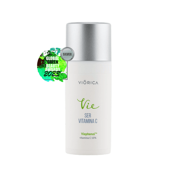 Ser cu Vitamina C Viorica Vie, ambalaj alb cu capac argintiu, premiat Silver Global Green Beauty 2023.