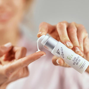 Flacon alb cu pompiță dozatoare, ser cremă albă „Elixir Vitis Vinifera Anti-Age” Viorica Vie.