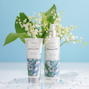 Set pentru corp, Elixir Floral Lăcrămioara Albă, cremă și lapte, flori albe, fundal albastru.