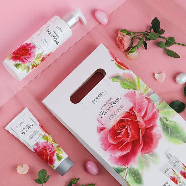 Set cadou Rosa Nobilis, ambalaj roz cu design floral, flori și petale decorative.