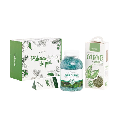 Set SPA „Pădurea de Pini” cu sare de baie albastră și burete din ramie, bumbac, ambalaj verde alb.