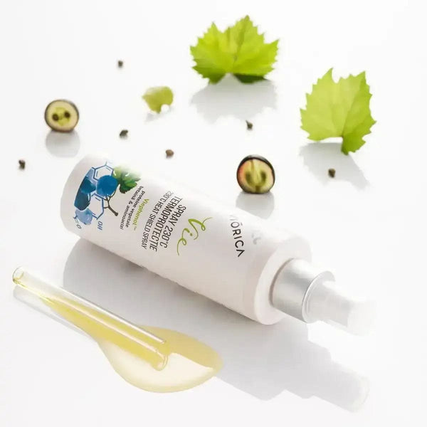 Spray termoprotecție Viorica Vie alb, fructe negre, frunze verzi, aplicator transparent.