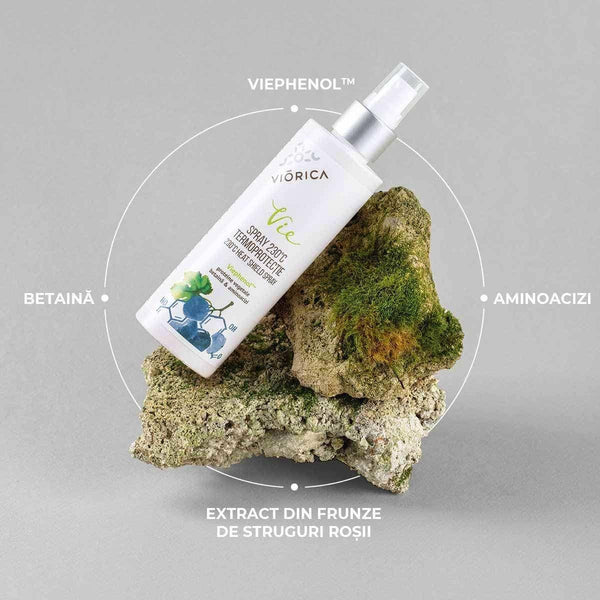 Spray termoprotecție 230°C Viorica Vie, sticlă albă, detalii ingrediente naturale, pe piatră cu mușchi.