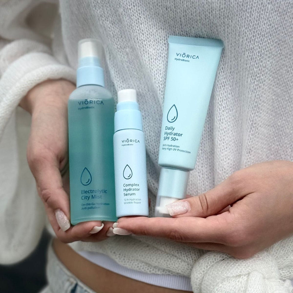 Spray facial Electrolytic City-mist HydroBiotic, sticlă albastră cu capac transparent.