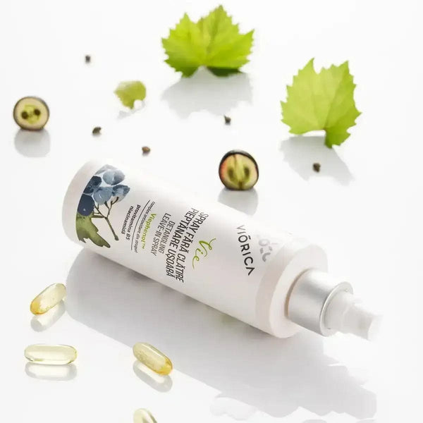 Spray Viorica Vie pentru păr ușor de pieptănat, cu elemente naturale, flacon alb, capac argintiu, fundal alb.