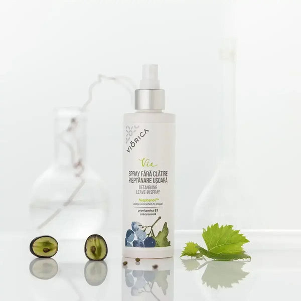 Sticlă spray păr Viorica Vie, 200 ml, cu motiv struguri și verdeață, capac argintiu, formulă pentru descurcare.