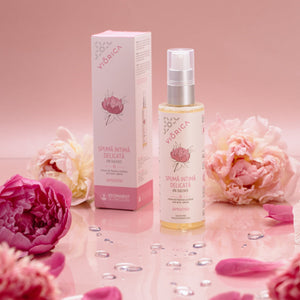 Spumă intimă Viorica Sensivio, 0% sulfați, ambalaj roz elegant, flori și picături delicate.