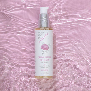 Spumă intimă Viorica Sensivio cu extract de Paeonia, ambalaj alb și argintiu, pe fundal roz satinat.