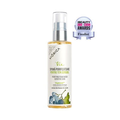 Spumă purificatoare Viorica Vie, complex Viephenol™, etichetă albă cu detalii verzi, recipient transparent.