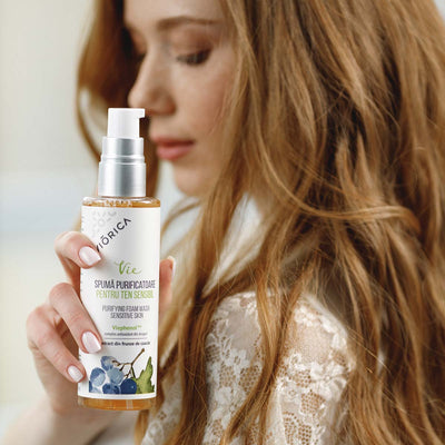 Spumă purificatoare Viorica Vie, complex Viephenol™, etichetă albă cu detalii verzi, recipient transparent.
