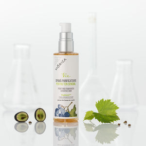 Spumă purificatoare Viorica Vie cu extracte naturale, textură cremoasă, pentru ten sensibil, sticlă transparentă.
