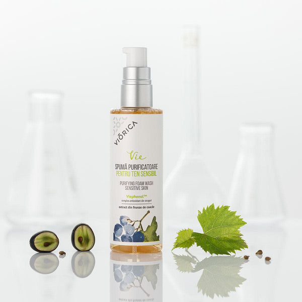Spumă purificatoare Viorica Vie cu extracte naturale, textură cremoasă, pentru ten sensibil, sticlă transparentă.