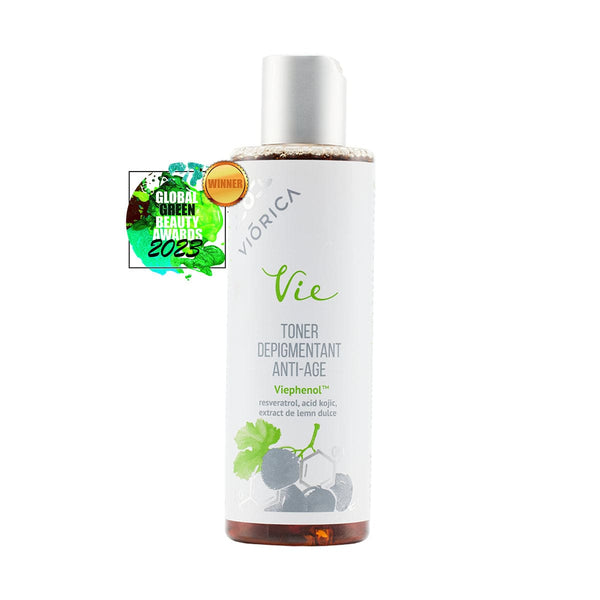 Toner Depigmentant Anti-Age Viorica Vie, flacon alb cu etichetă verde, premiat Global Green Beauty 2023.