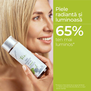 Femeie ținând un flacon de Toner Depigmentant Anti-Age Viorica Vie cu textură lemnoasă, mesaj despre luminozitate.